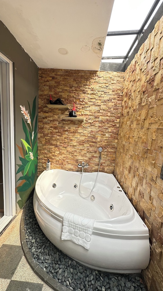 Verse Lite Hotel Gajah Mada 67/67