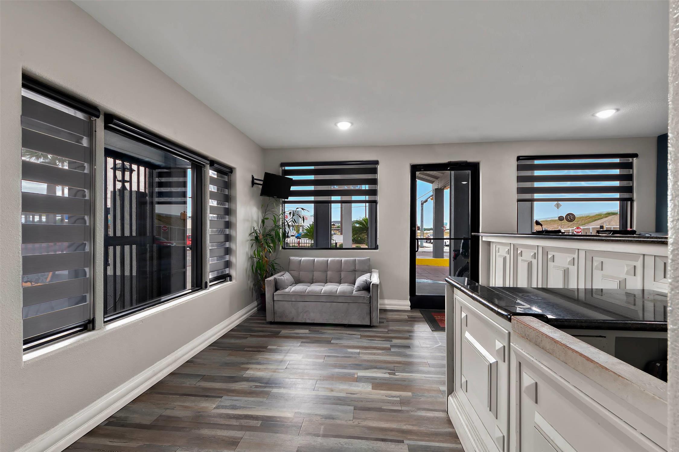 Econo Lodge Inn Suites Laredo 8/16