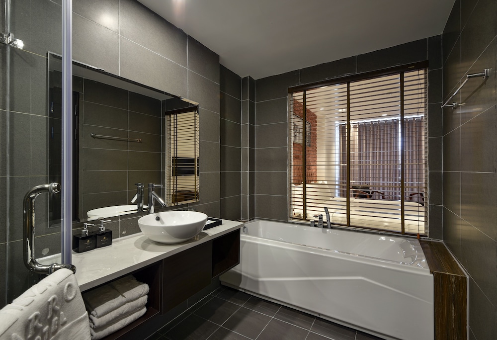 The Marron Hotel 49/50