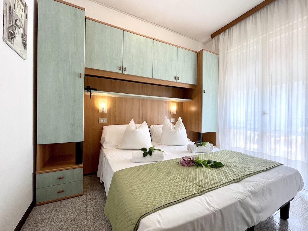 Room, Single, Single Bed, Parlor
