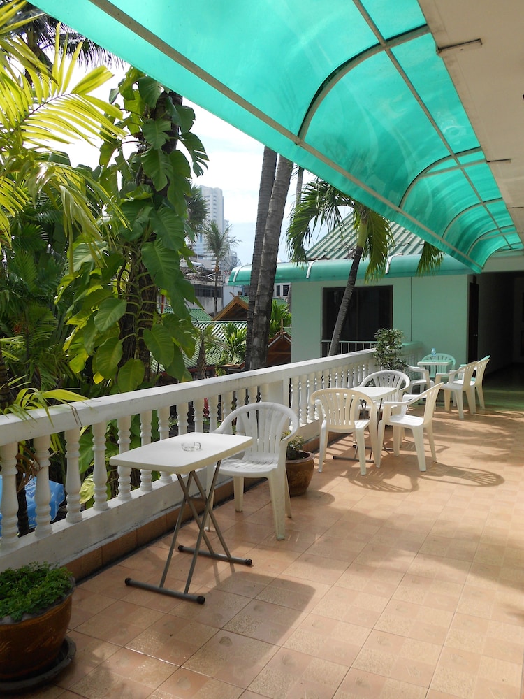 The Expat Hotel 24/50