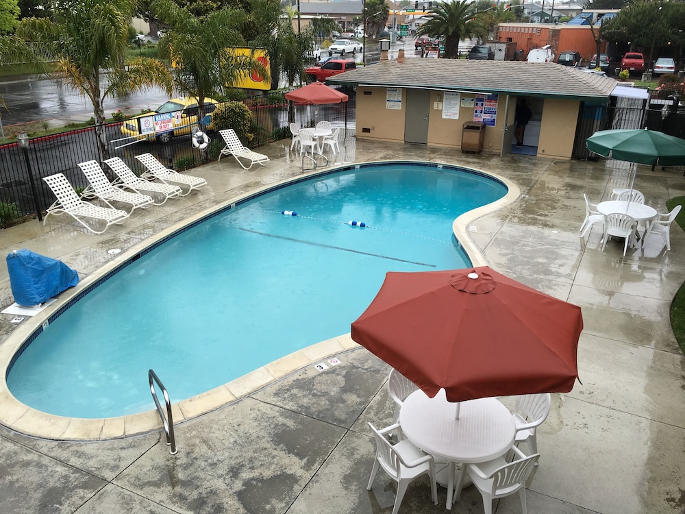 Super 8 by Wyndham Salinas 5/36