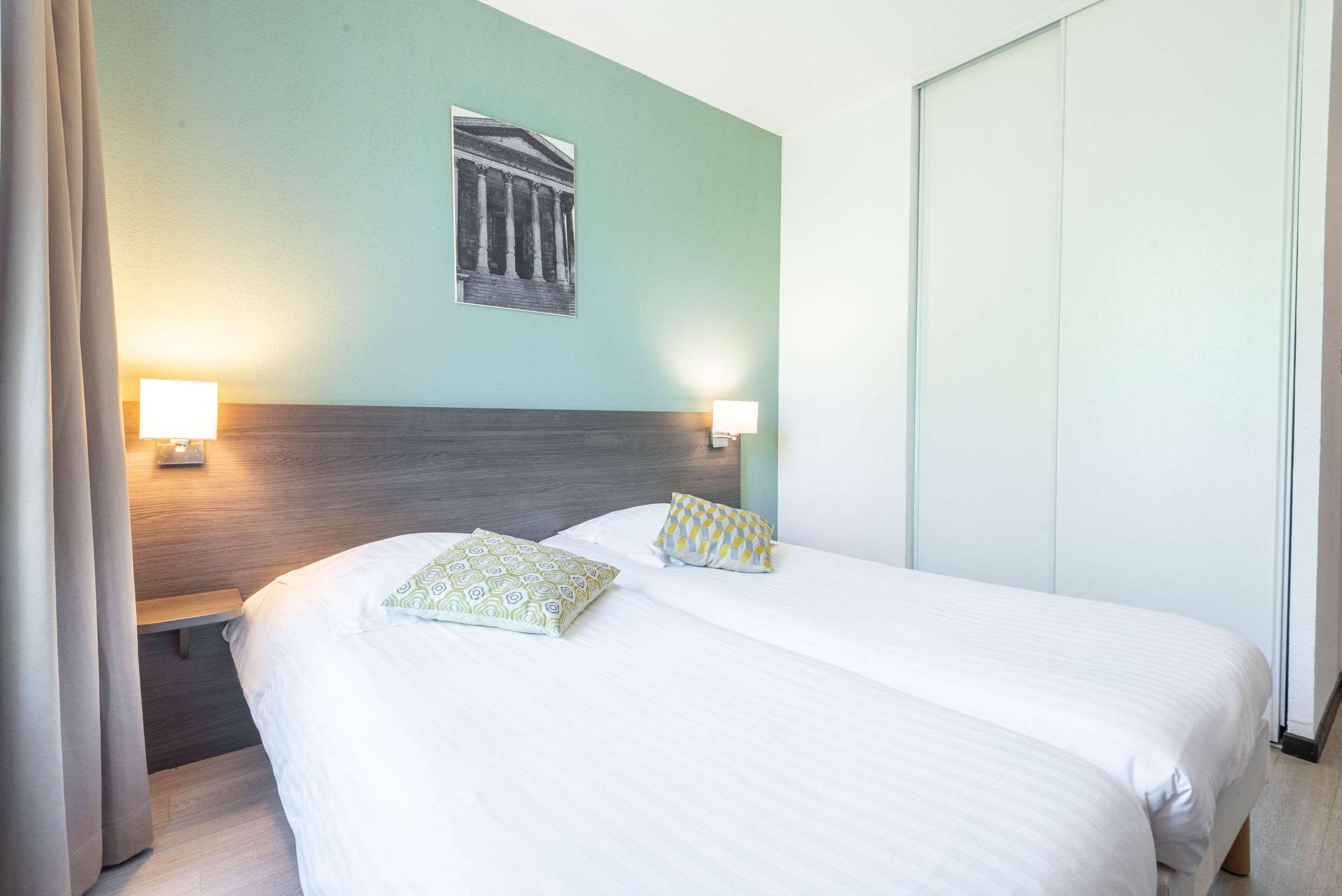 UPGRADE, TWIN BEDS
