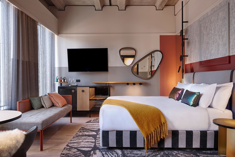 QT, KING BED