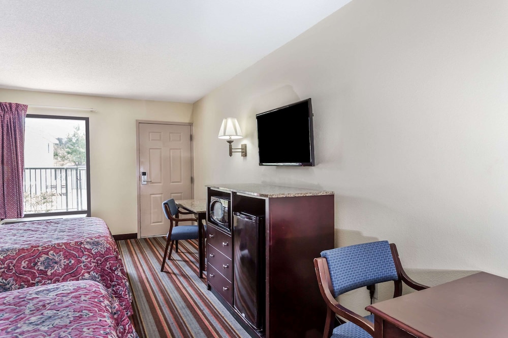 Days Inn by Wyndham Sanford 18/25