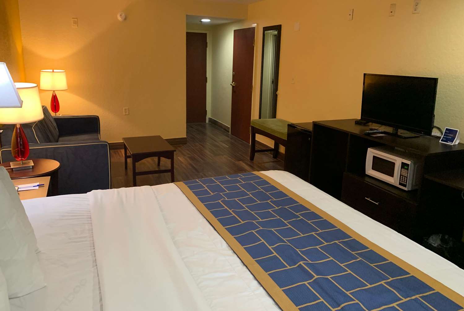 Days Inn And Suites By Wyndham Tampa Raymond James Stadium 21/51