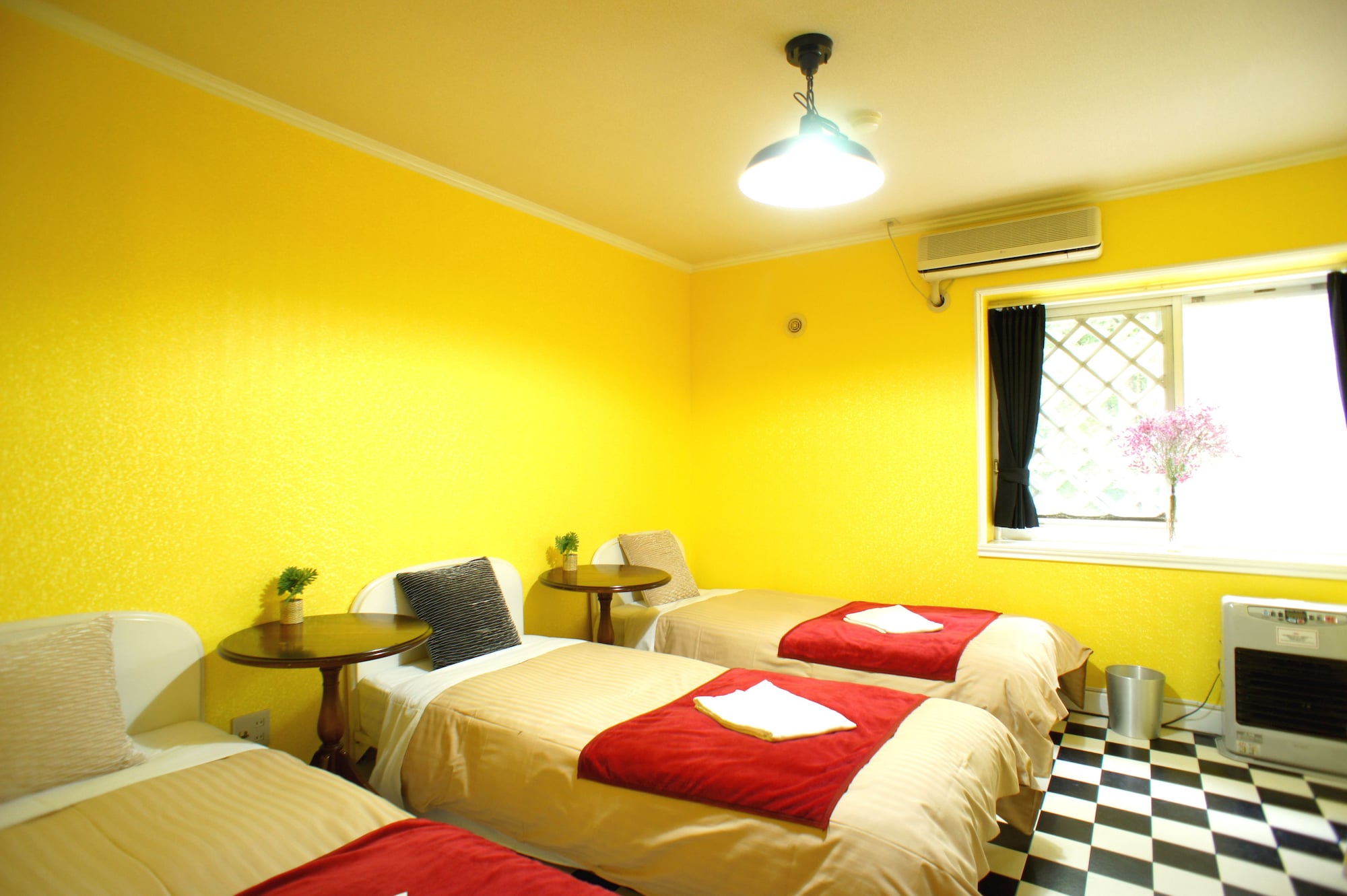 ROOM, TRIPLE, SHARED BATHROOM