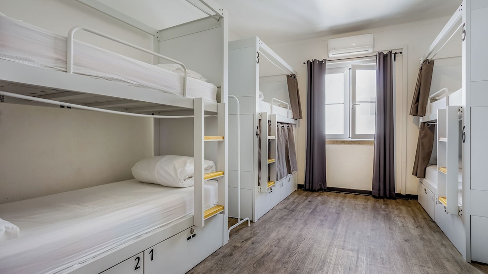 FEMALE DORM, 8 BEDS, 4 BUNK BEDS