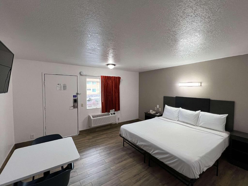1 King Bed - Smoking, Micfridge, Sofa-Bed