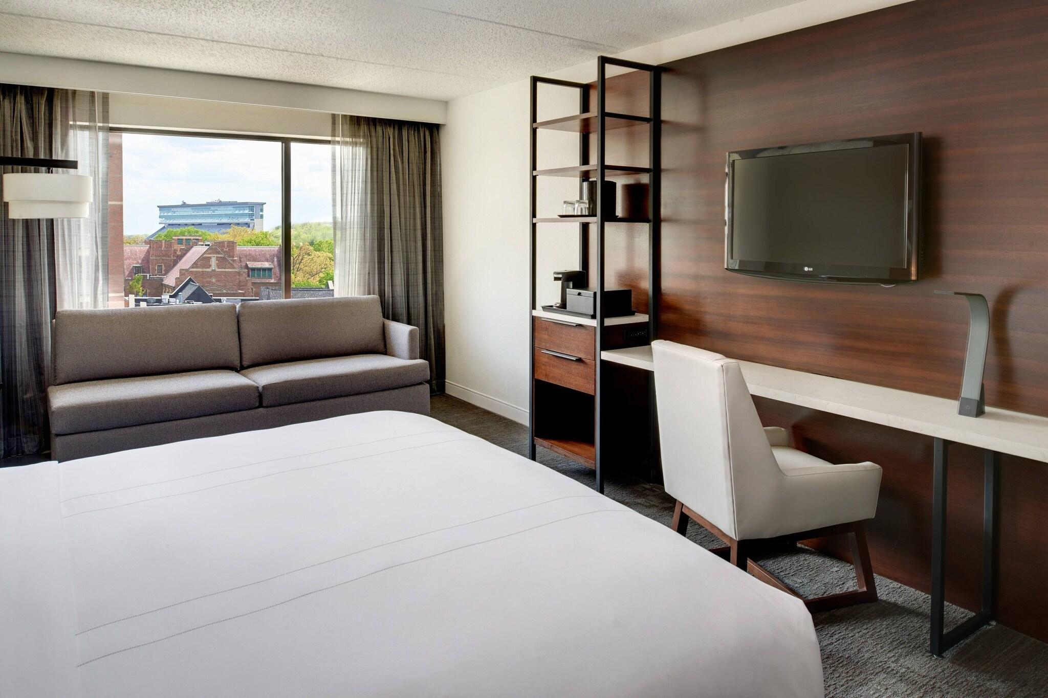 غرفة بسرير كينج لذوي الإعاقة، Marriott East Lansing At University Place 2/5