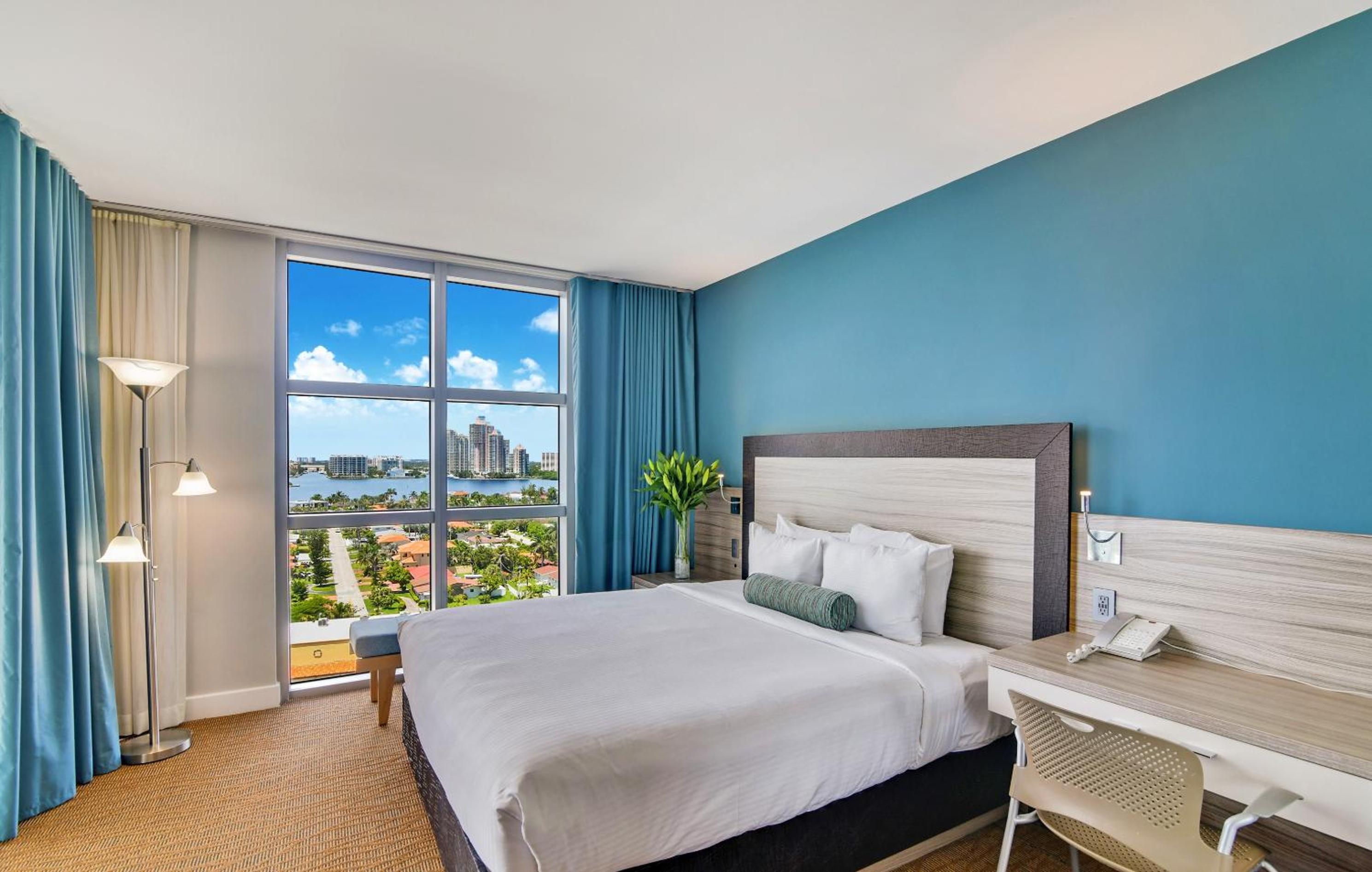 1 Bedroom, Deluxe, Suite, King Bed, Bay Front