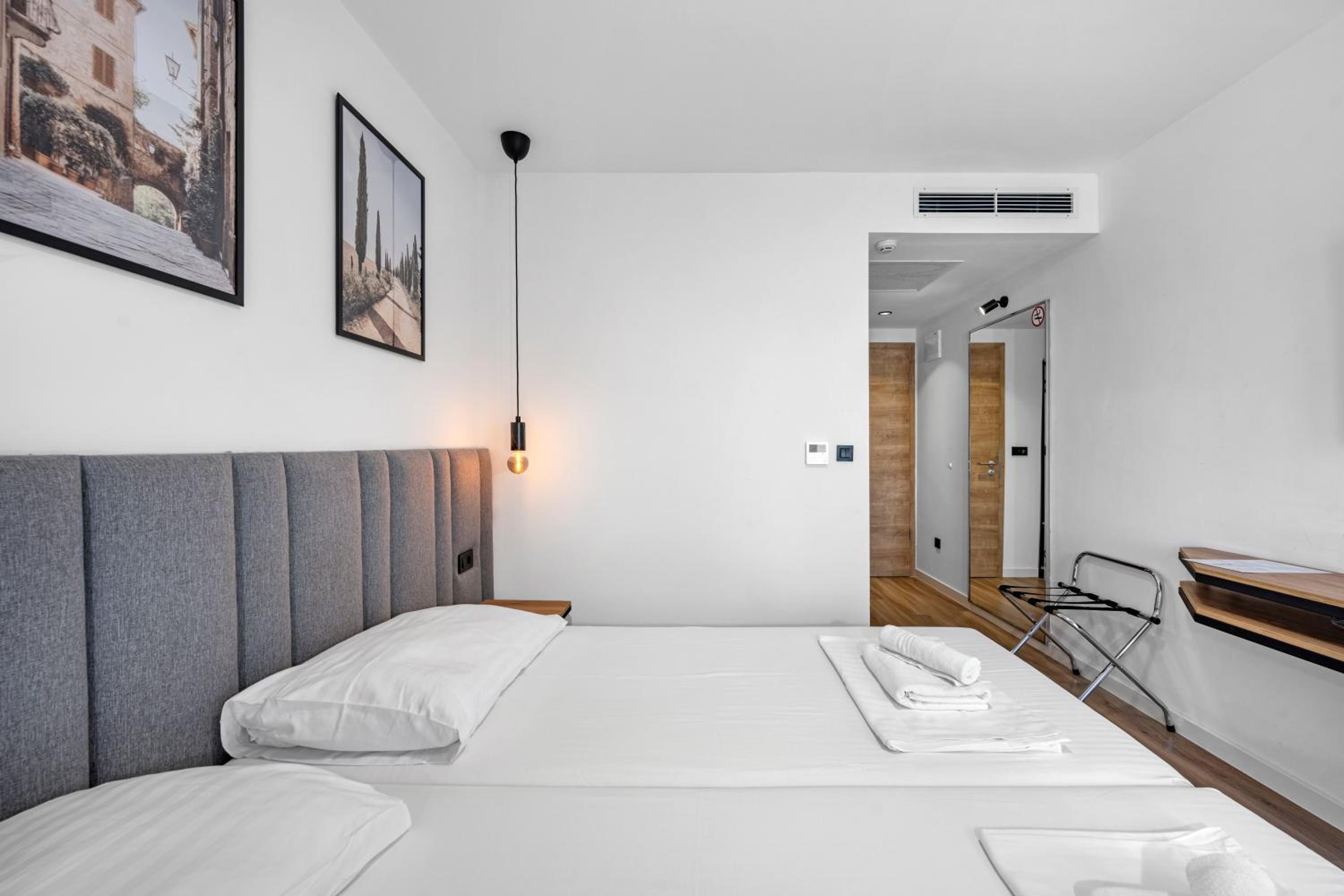 غرفة ديلوكس بسرير مزدوج بإطلالة على البحر بشرفة، Hotel Miran Pirovac 10/10