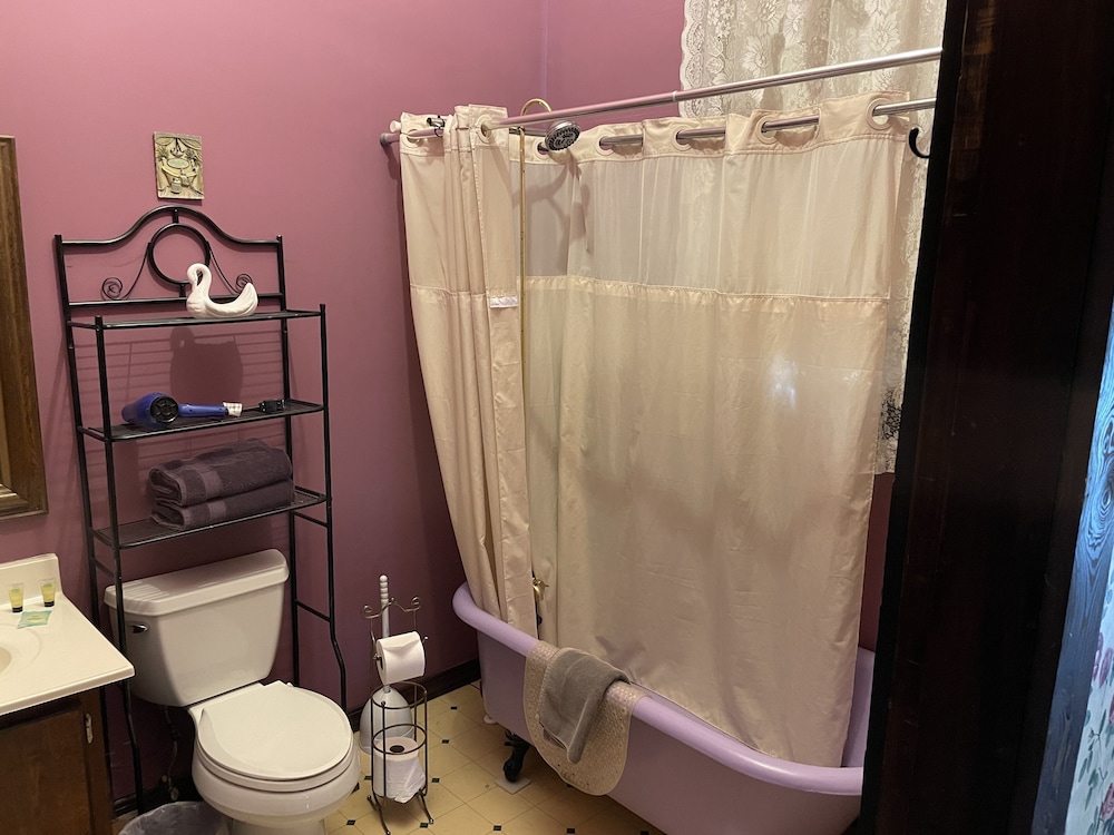 Grand Gables Inn Bed & Breakfast 37/38