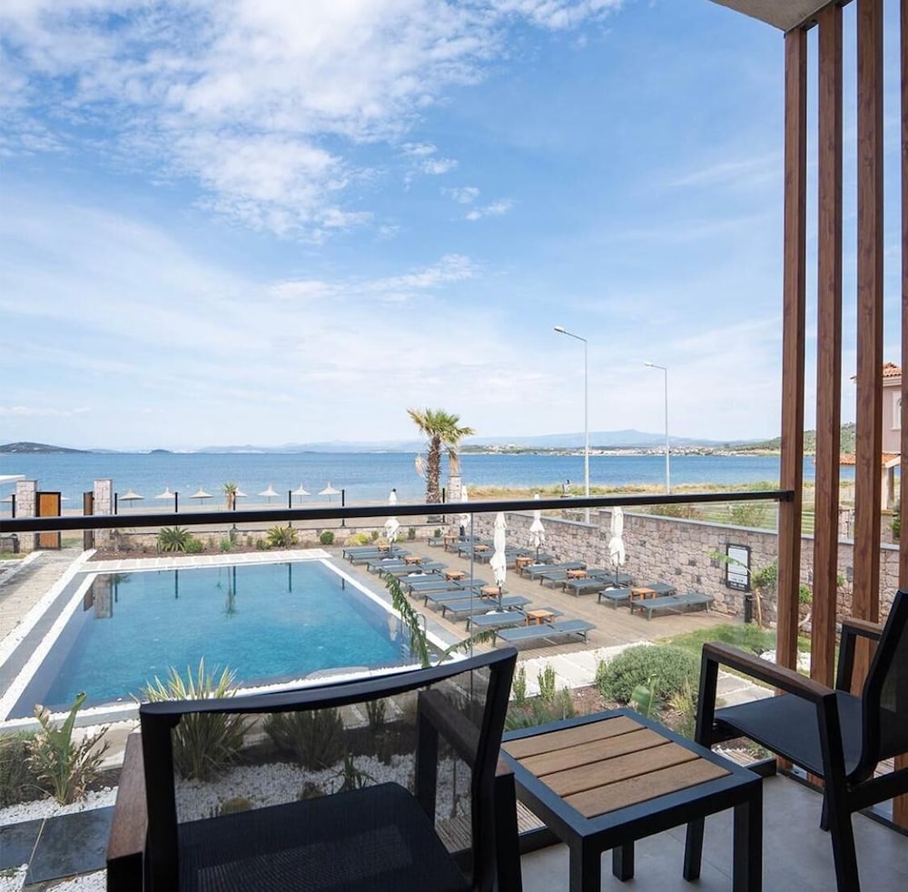 Leone Cunda Edition Otel(+12) 32/38