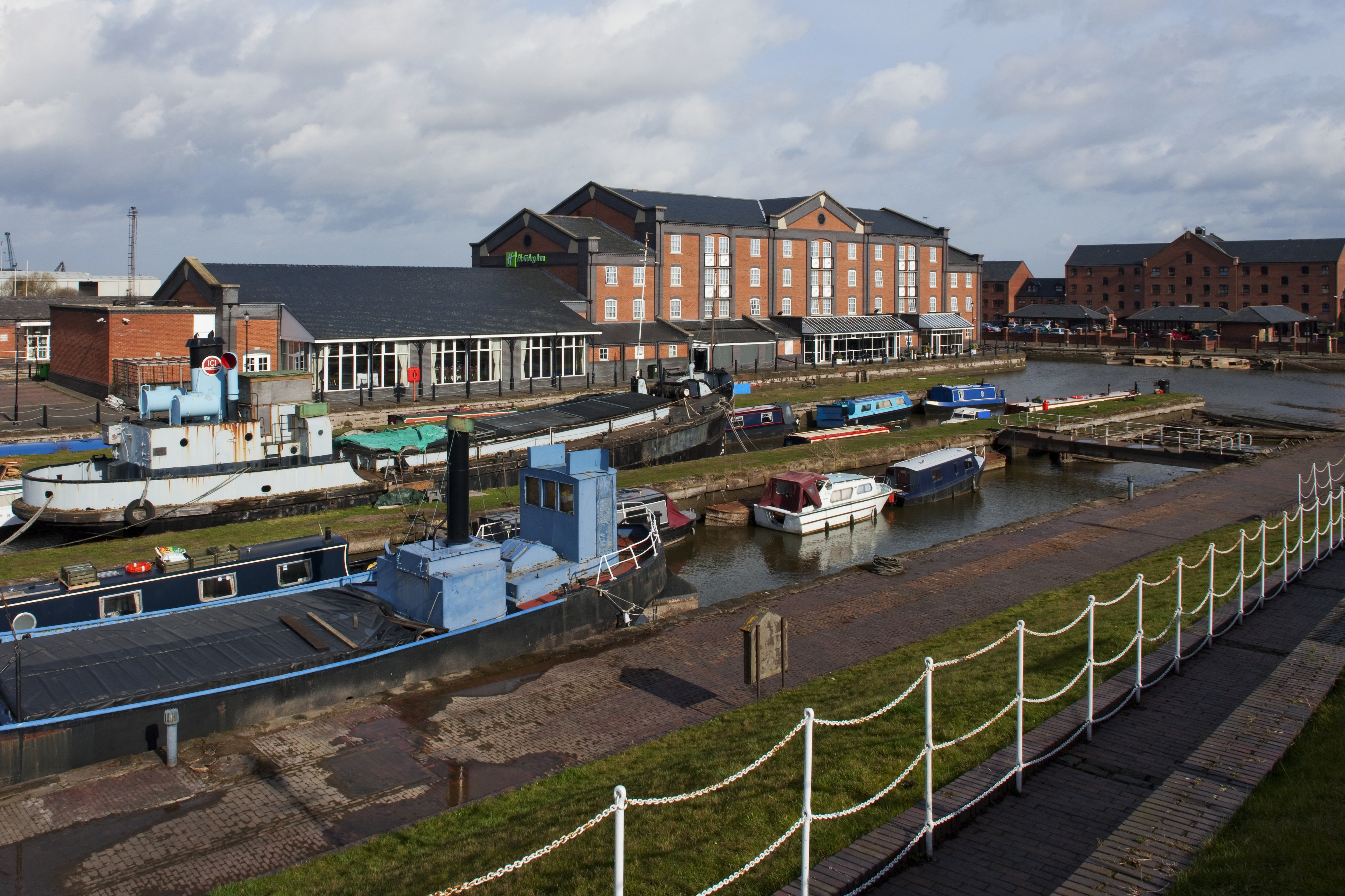 Holiday Inn Ellesmere Port Cheshire Oaks 46/48