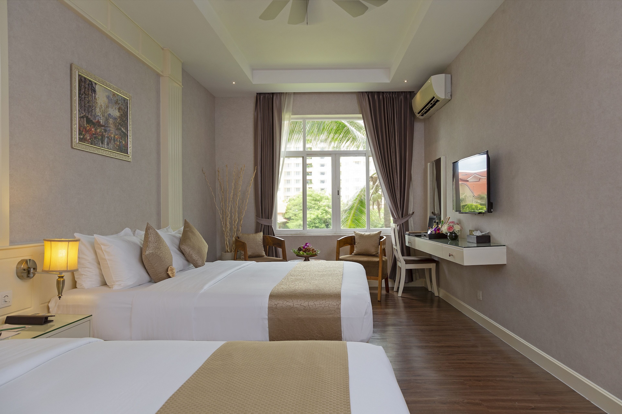 Landmark, Extra, 1 King and 1 Single Beds