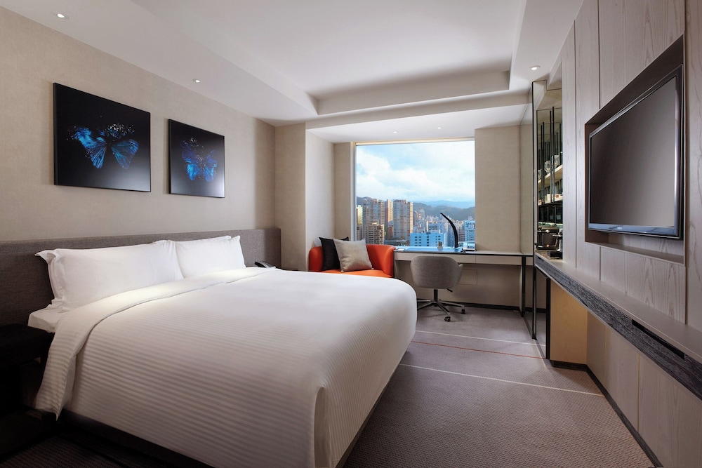 DELUXE, KING BED, HIGH FLOOR