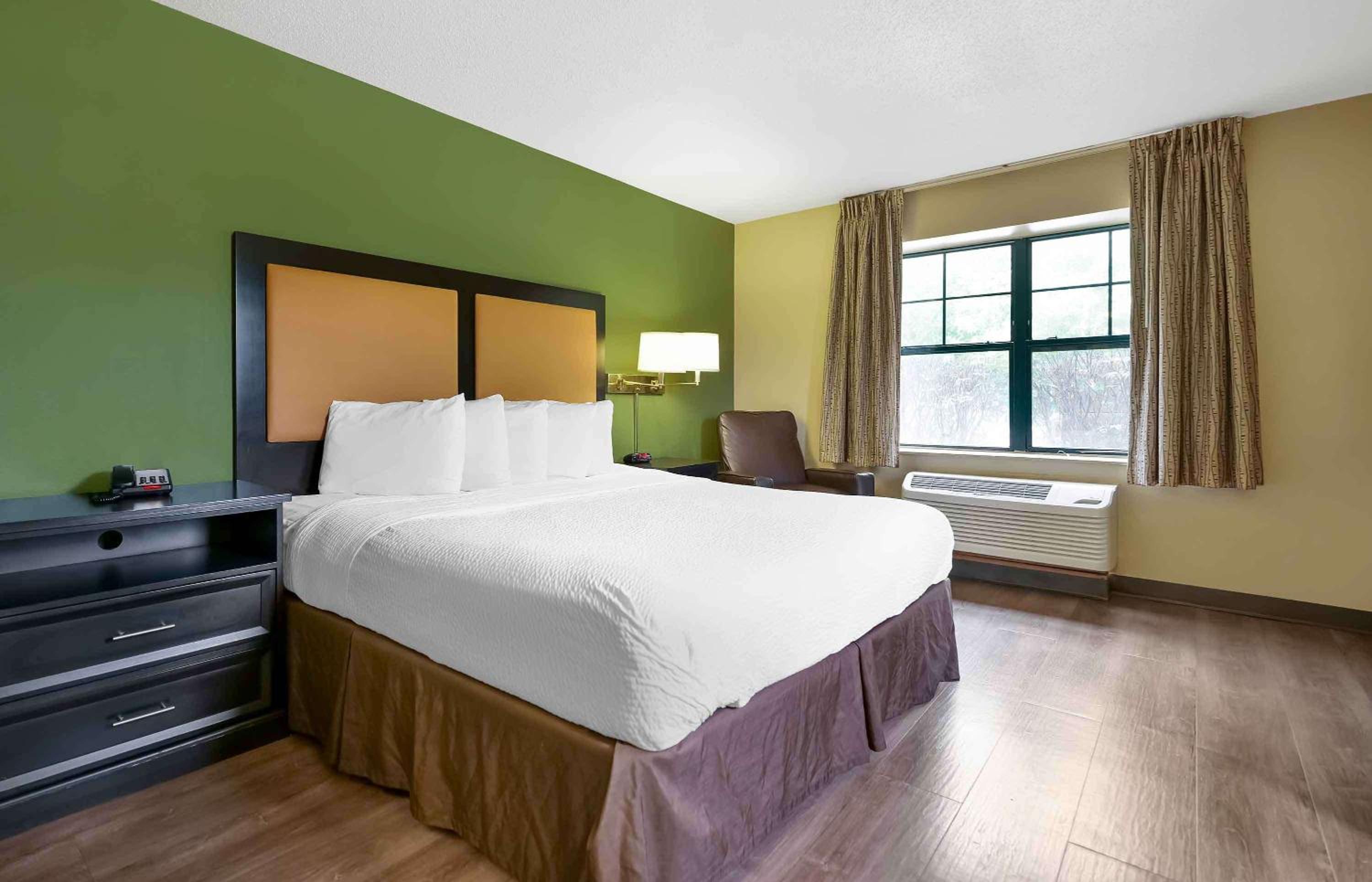 استوديو بسرير كينج، Sonesta Simply Suites Lansing 2/10