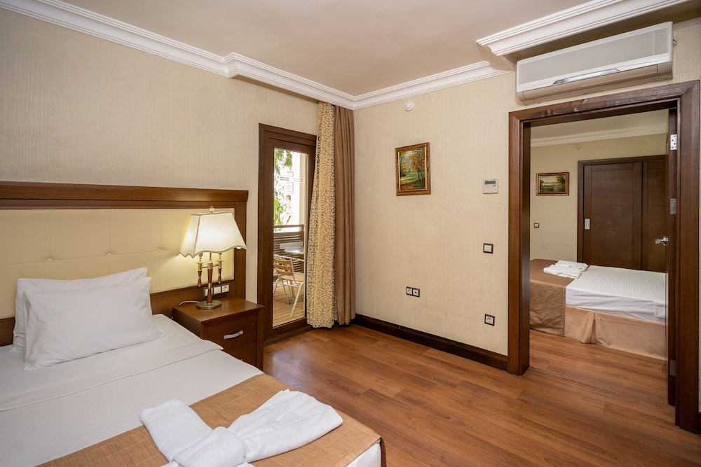 Latanya Park Resort 9/41
