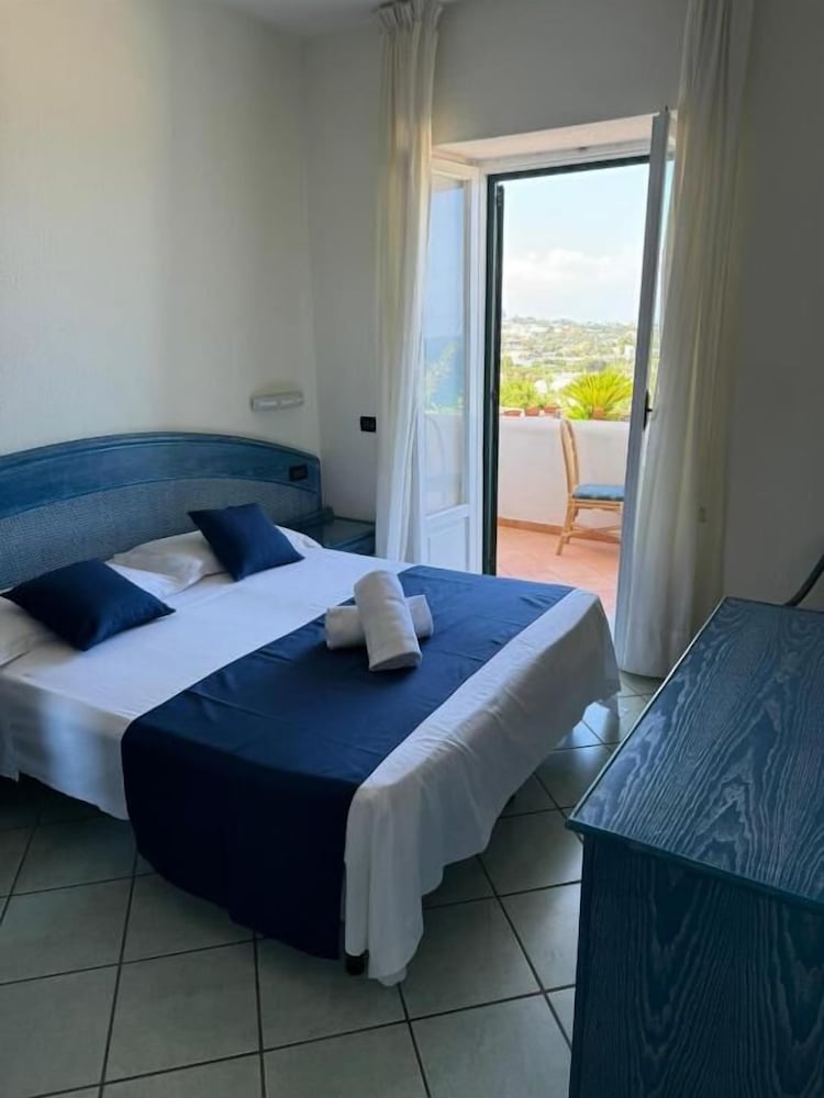 Standard, Quadruple, 2 Double and Twin Beds, Balcony