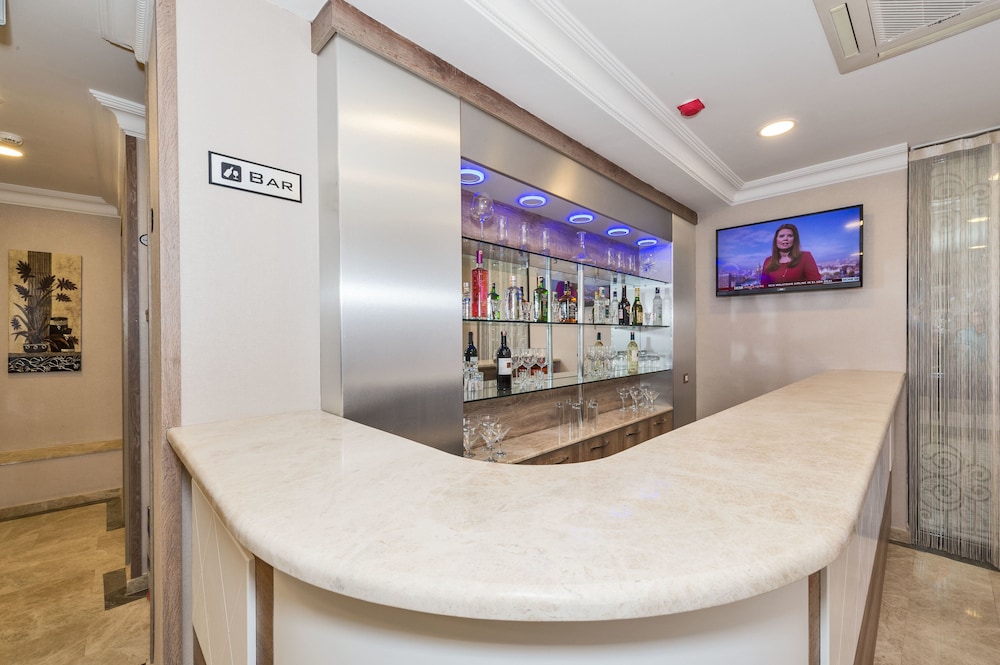 Alphonse Hotel 8/50