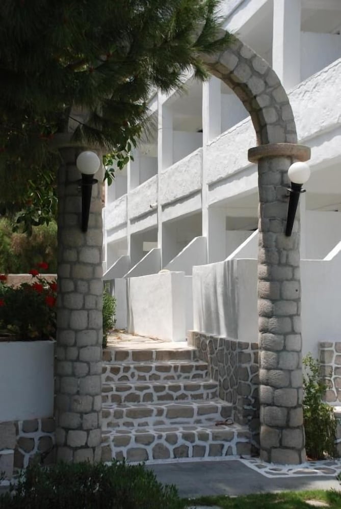 Lagada Beach Hotel 5/65