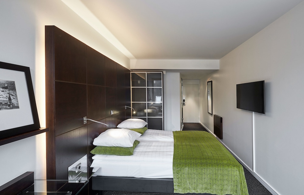 Square Hotel 37/43