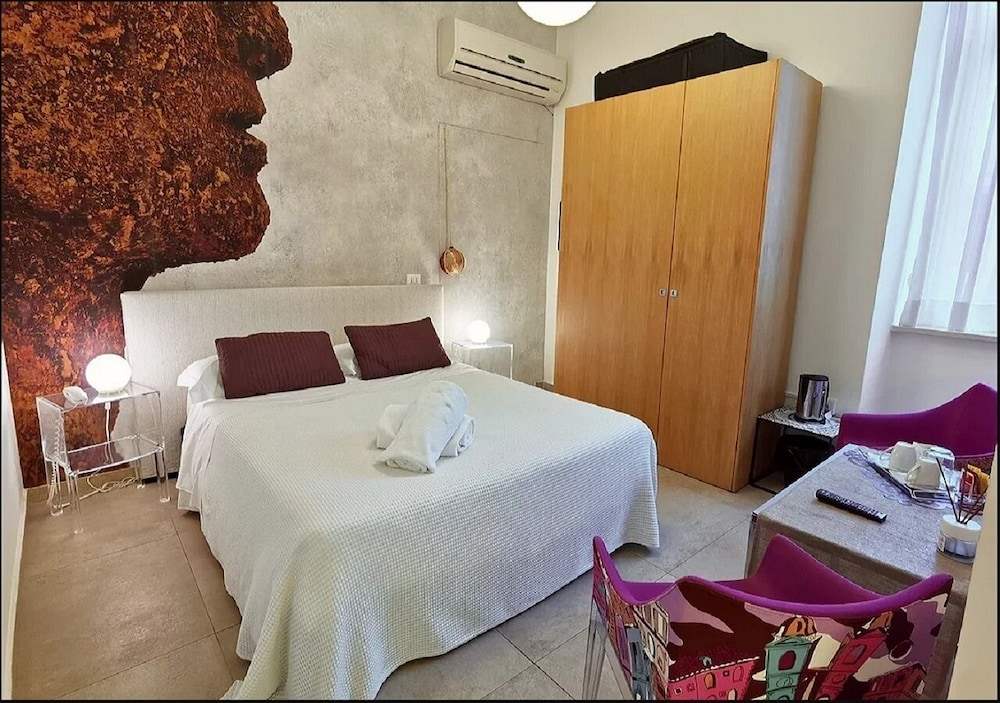 1 Bedroom, Standard, Queen Bed, Courtyard View, Private Bathroom