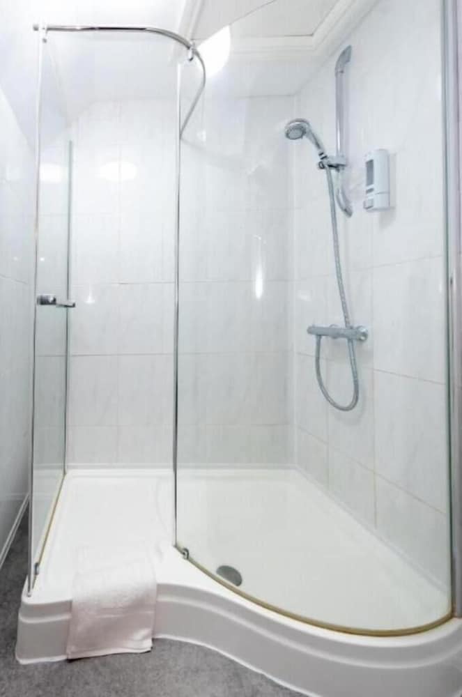 Uno Hotel Heathrow Windsor 27/28