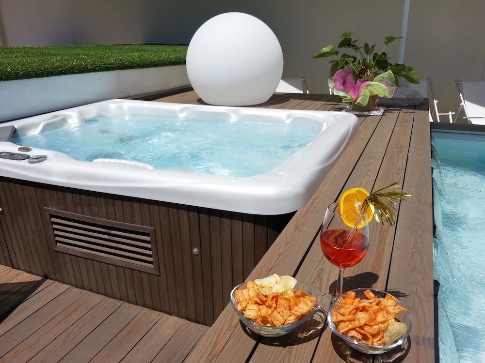 Luxury, Double Bed, Hot Tub 4/6