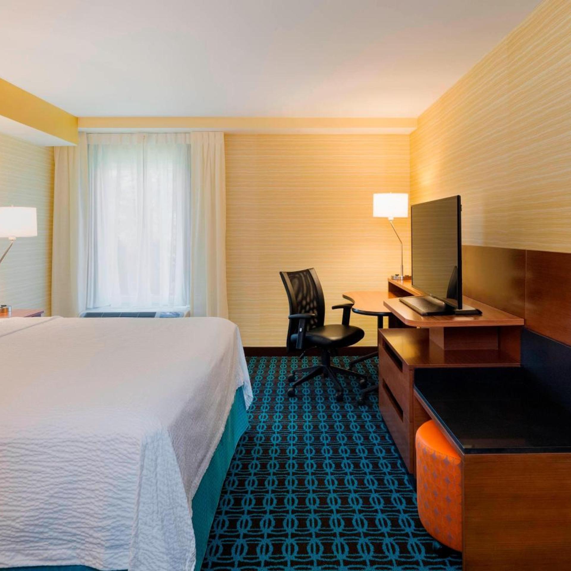 غرفة بسرير كينج بحوض استحمام لذوي الإعاقة، Fairfield Inn Suites By Marriott Paramus 4/8