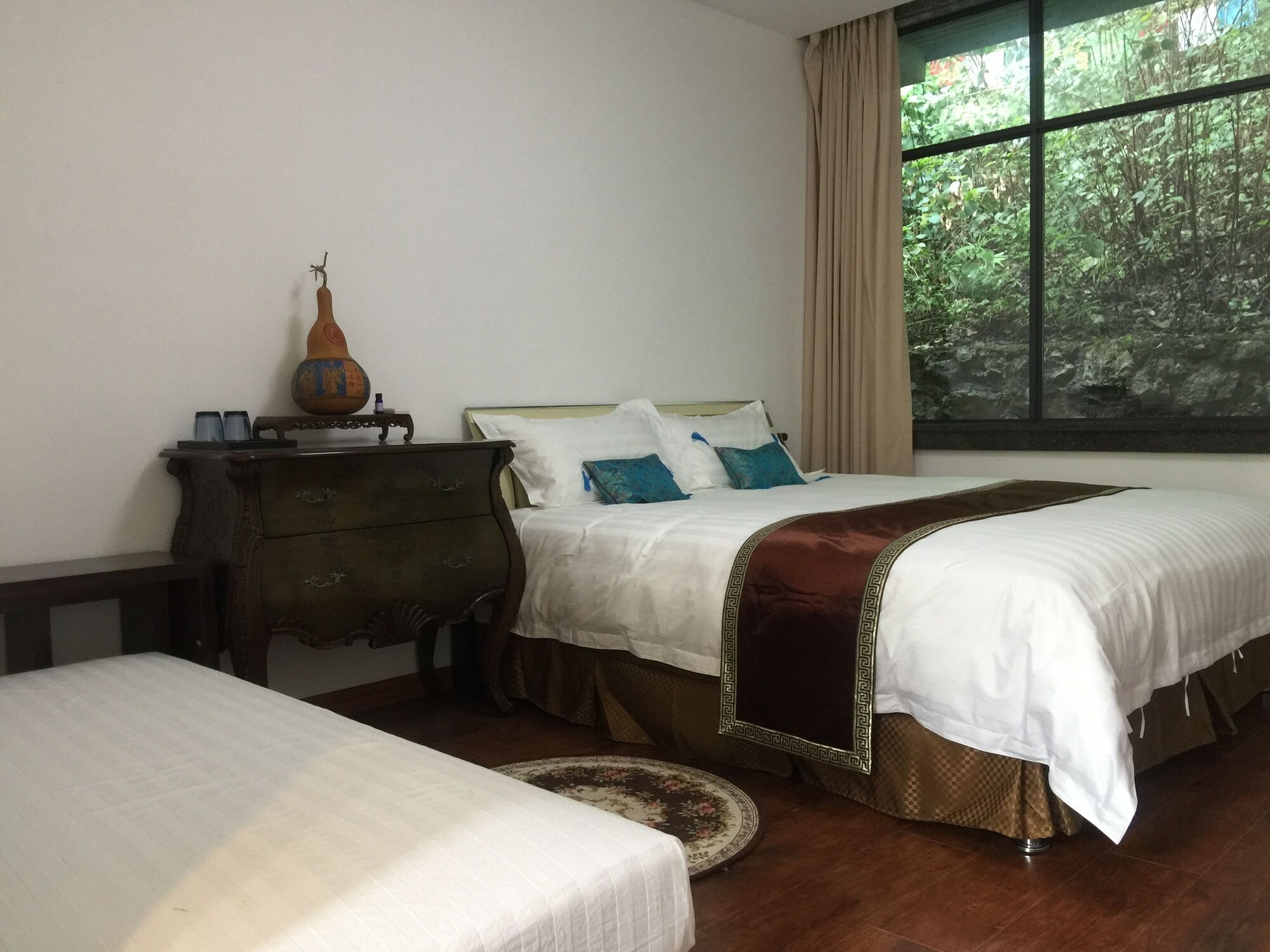 COMFORT, TWIN BEDS