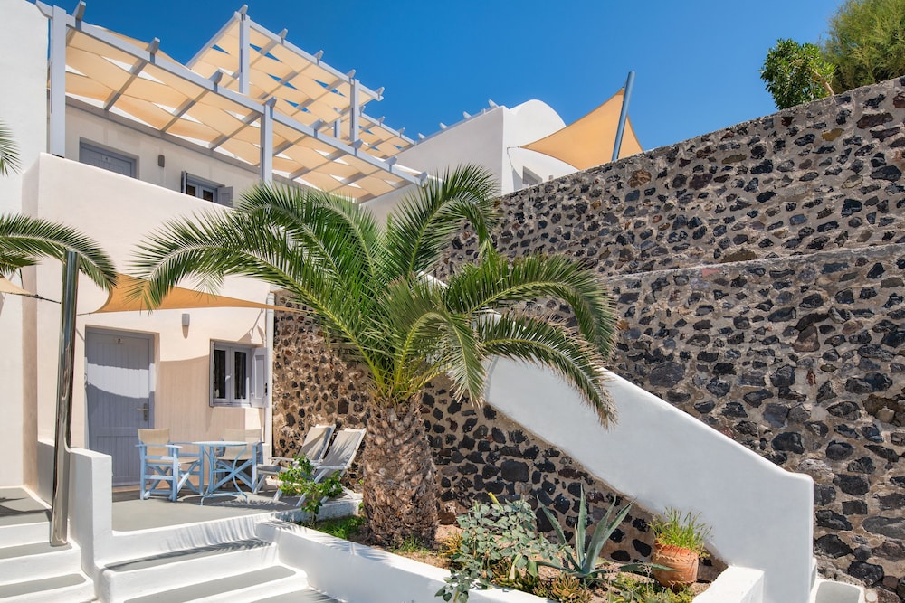 Akrotiri Hotel 46/50
