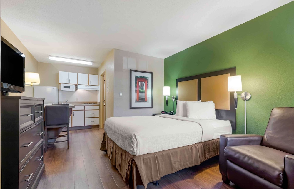 STUDIO, QUEEN BED