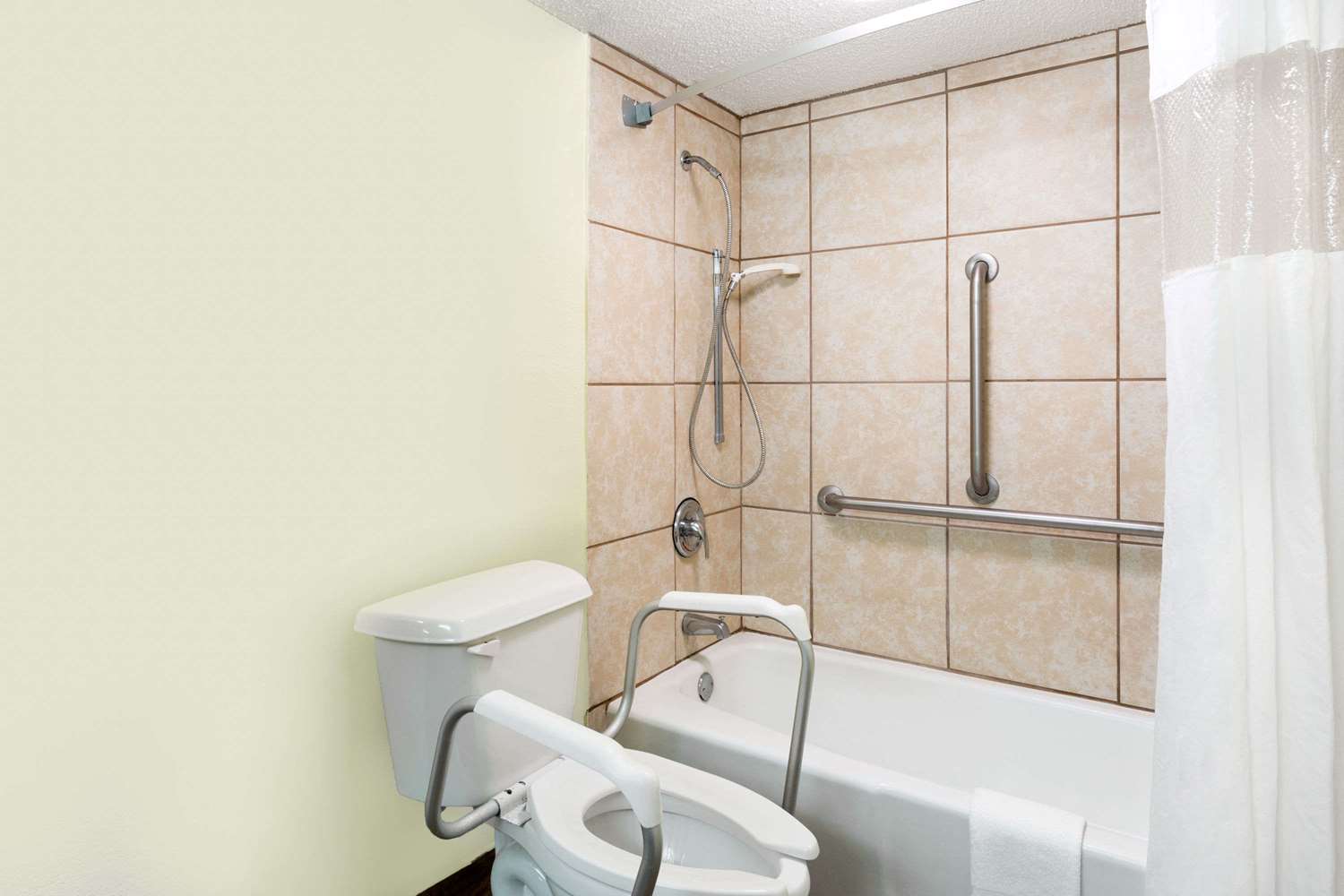 Days Inn By Wyndham Washington 17/17