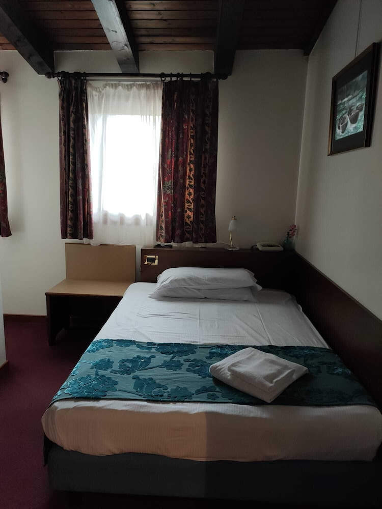 Hotel Villa Sara 18/60