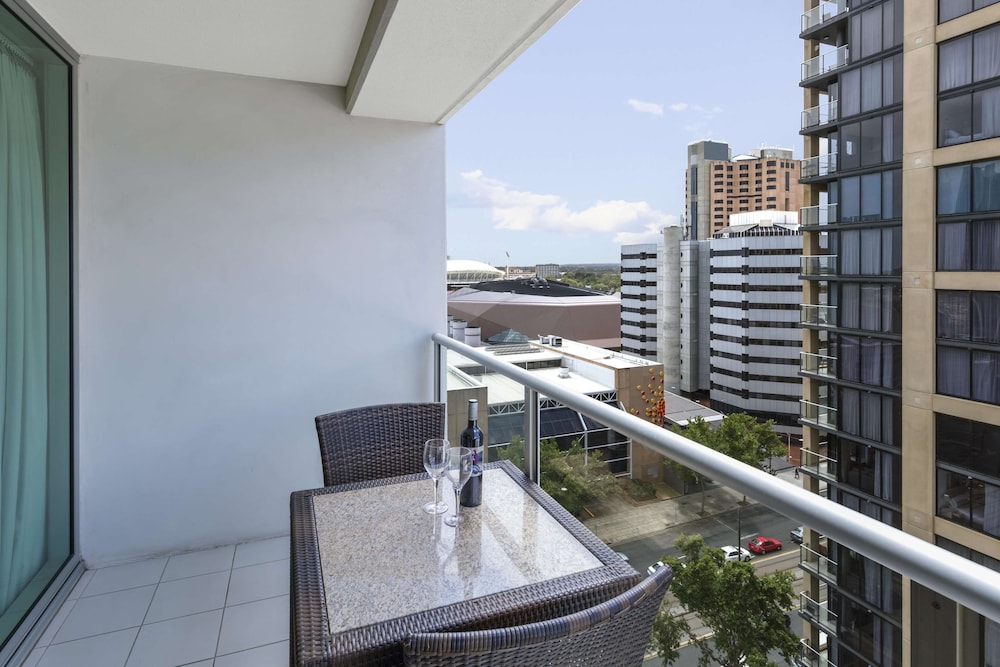 Oaks Embassy Adelaide Suites 22/64