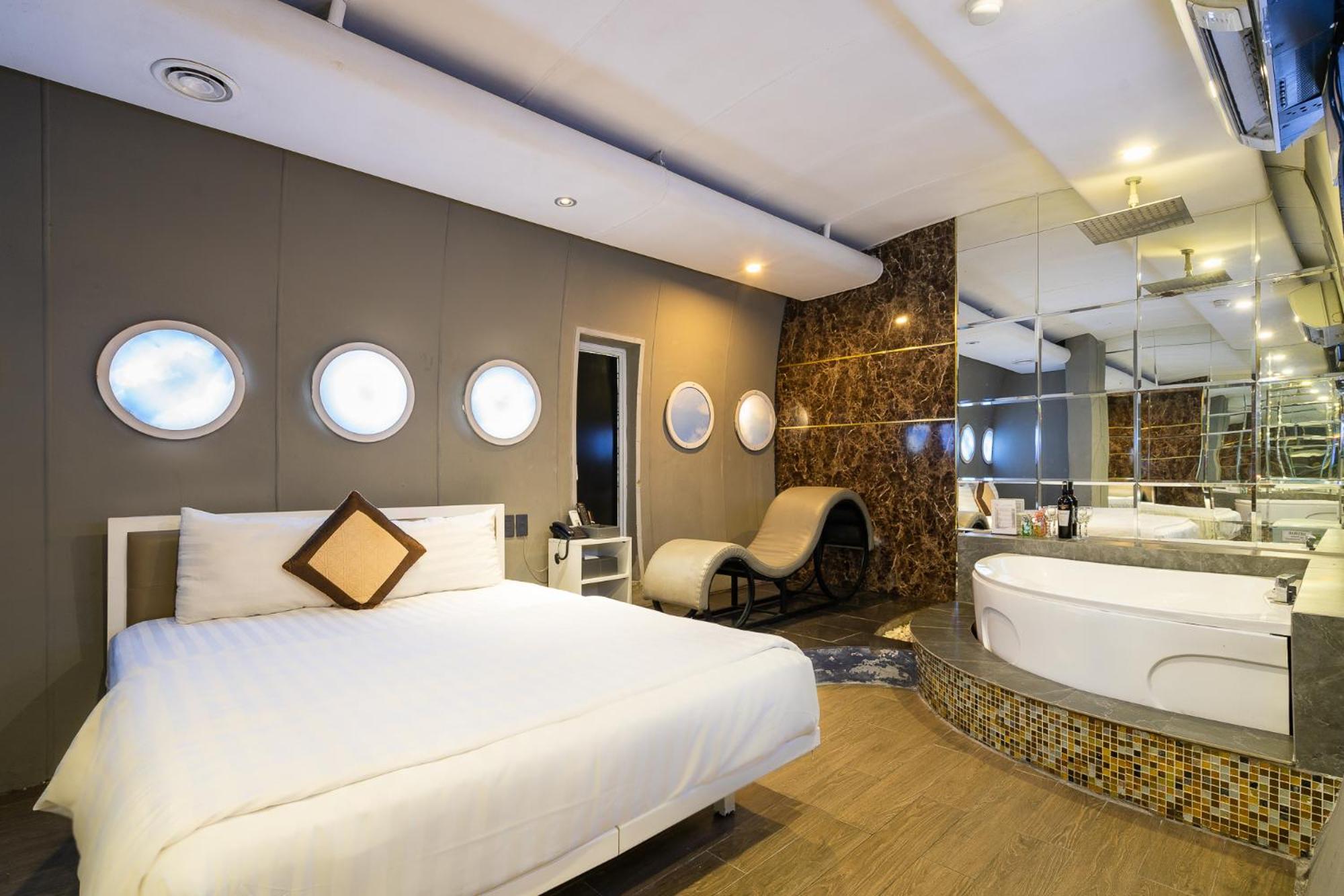DELUXE, DOUBLE BED