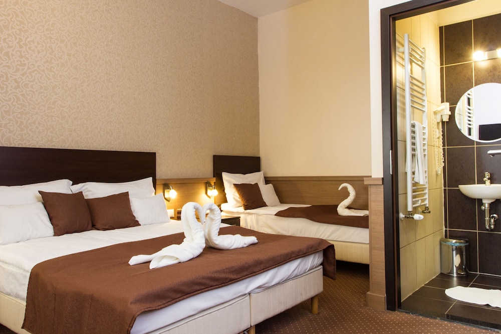 ROOM, TRIPLE