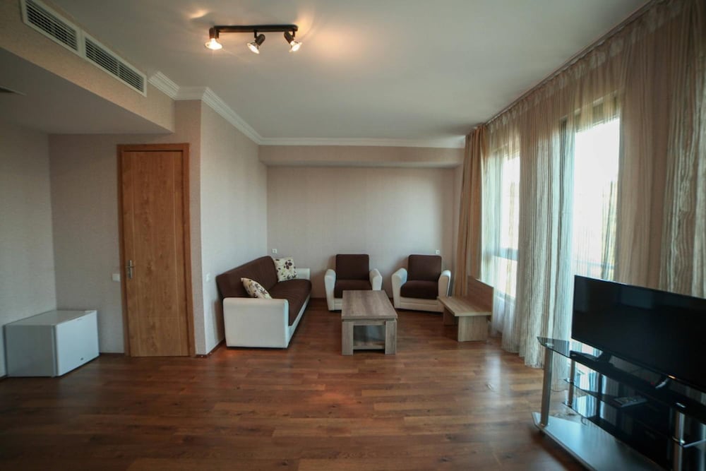 L PLAZA HOTEL 43/63