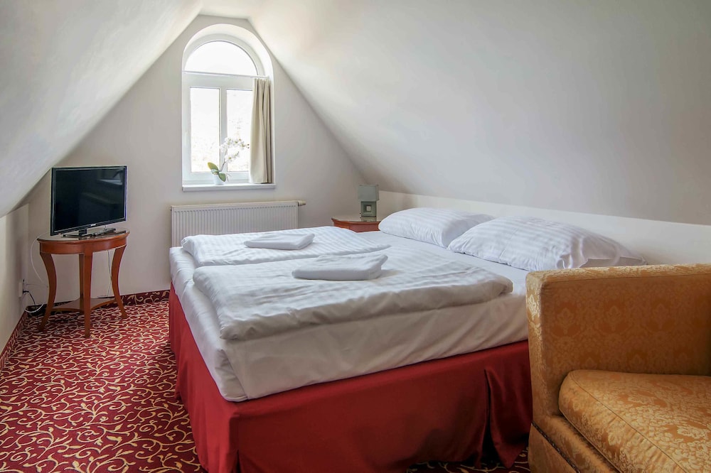2 BEDROOMS, PROMENADE, APARTMENT, ATTIC