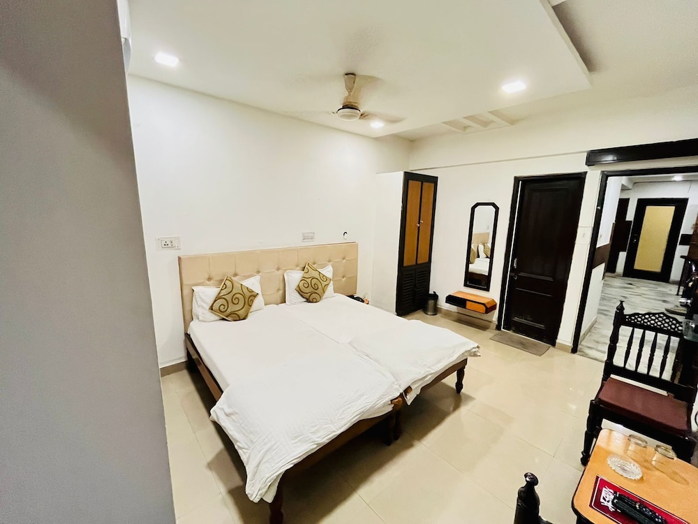 PATHIK HOTEL 11/32