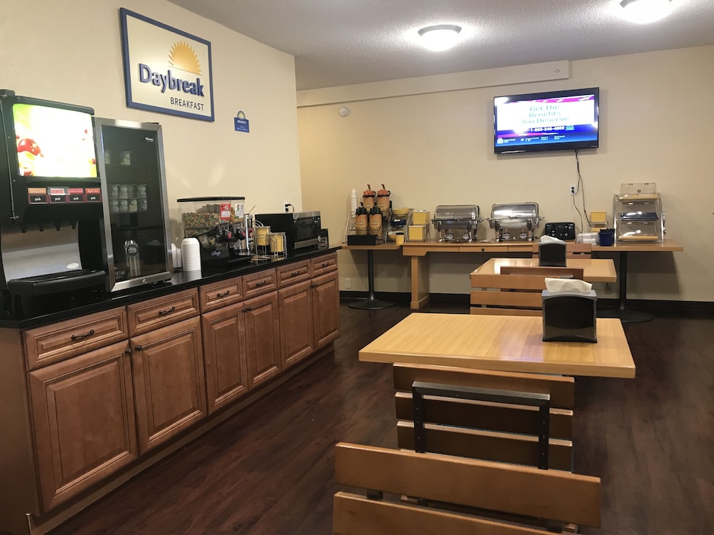 Days Inn & Suites by Wyndham Lake Okeechobee 33/50