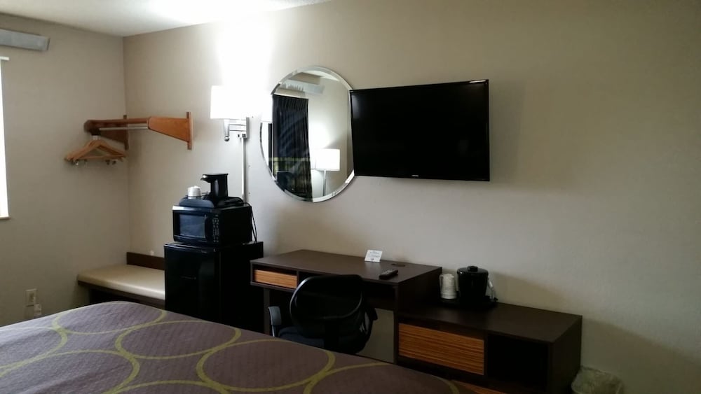 Super 8 by Wyndham Greenville 15/24