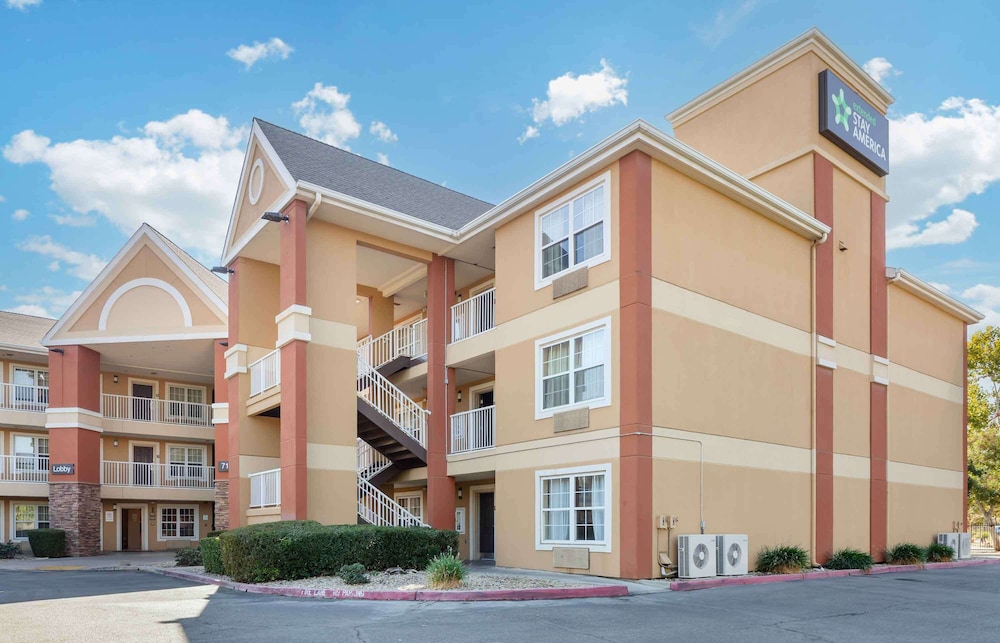 Studio 6 Suites Fresno North CA 48/56