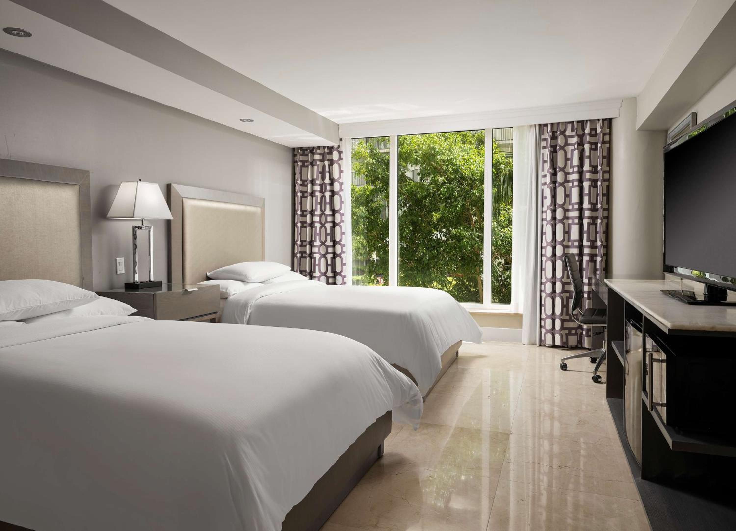 غرفة بسريرين مزدوجين بإطلالة على الحديقة مع أريكة، Doubletree By Hilton Grand Hotel Biscayne Bay 2/4