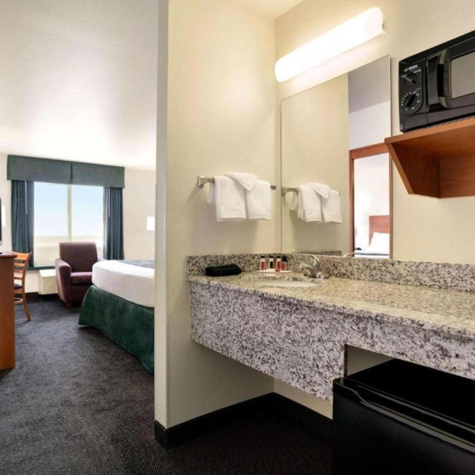 Deluxe, Queen Bed, Accessible