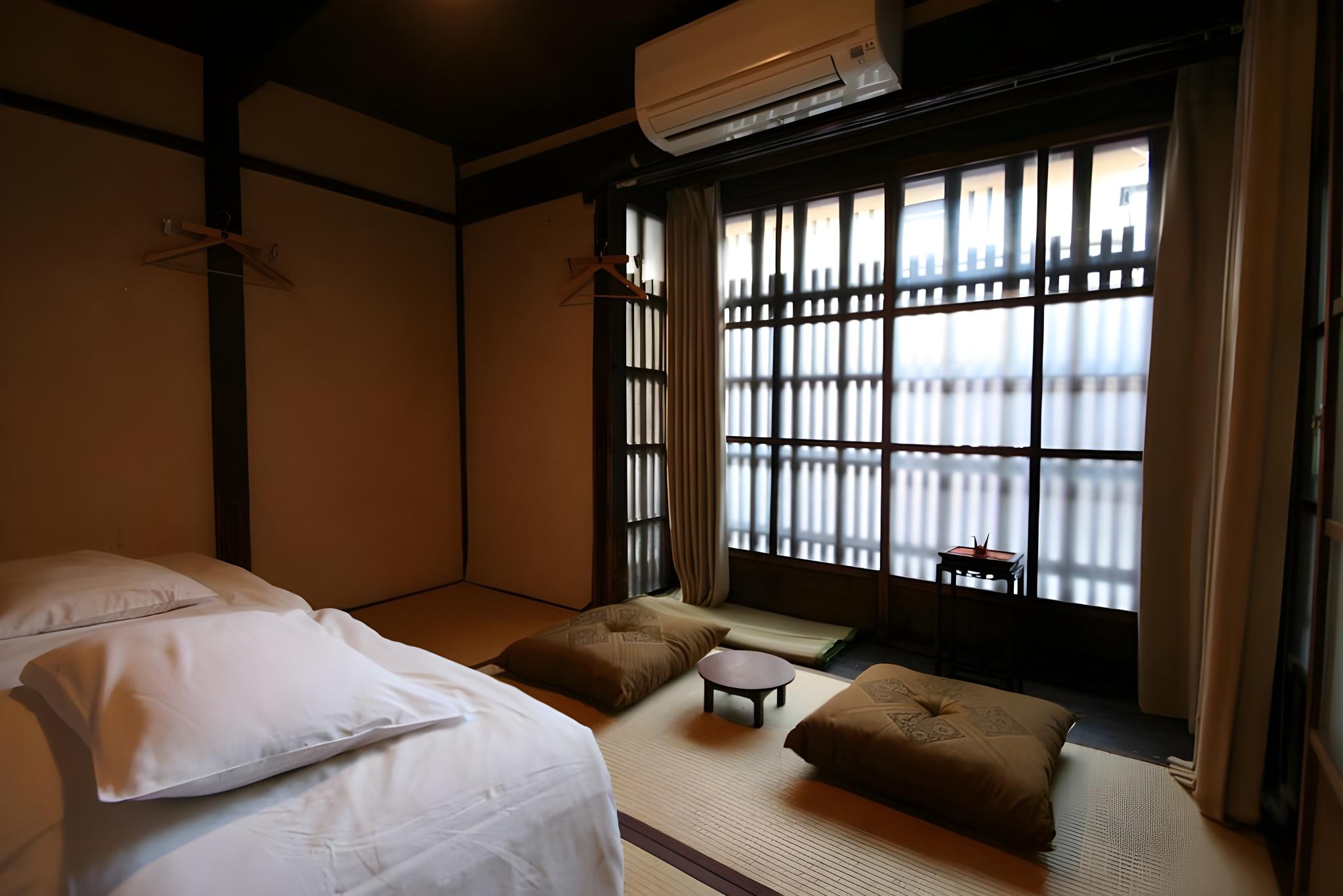 Design, Twin Beds, 2 Futon Beds, Shared Bathroom