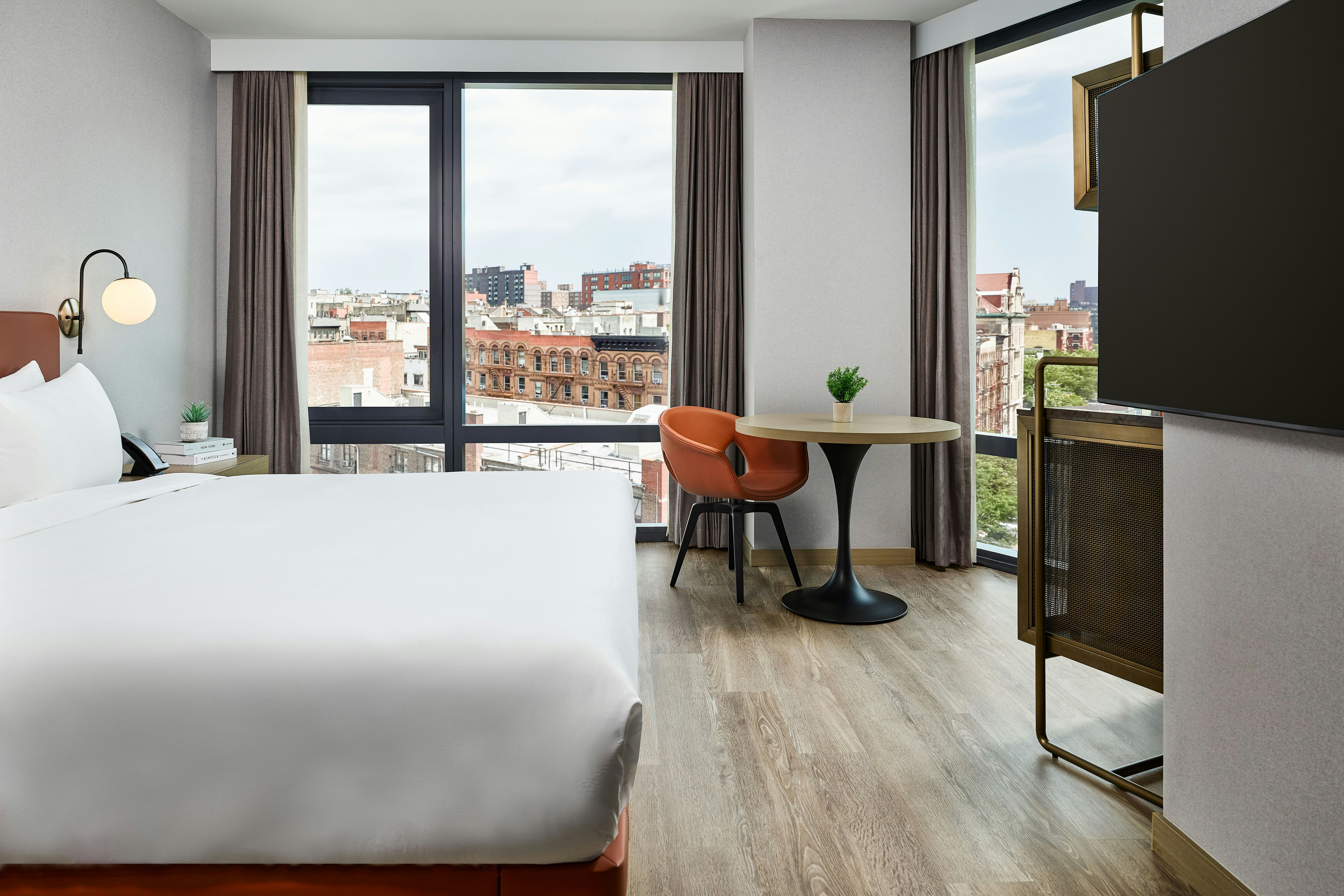 DELUXE, KING BED