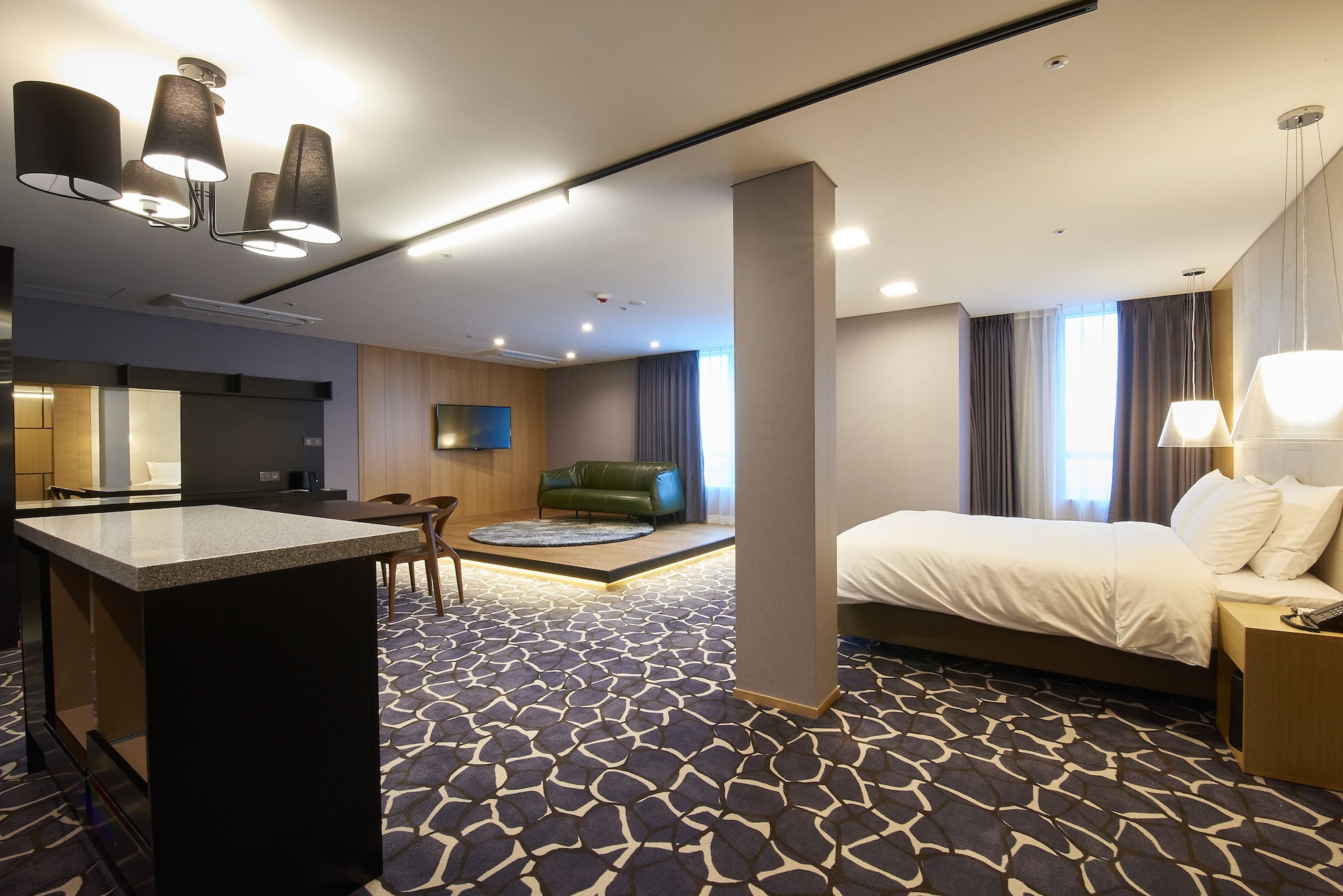ROYAL, SUITE
